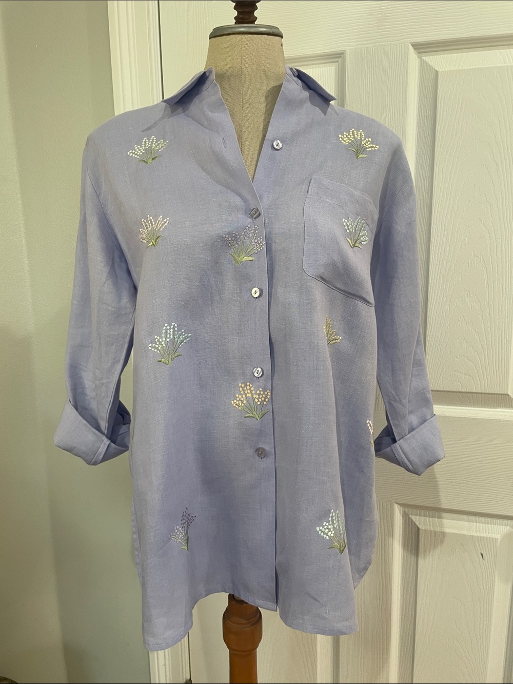 Carlie’s court 100% linen Lavender Embroidered Button-Down shirt Women's size M